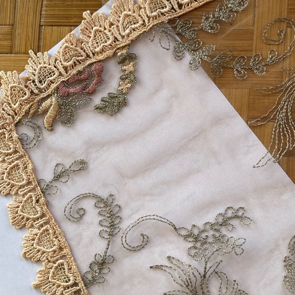 Vintage embroidered mesh doily with lace and roses 🌹 - Picture 6 of 9